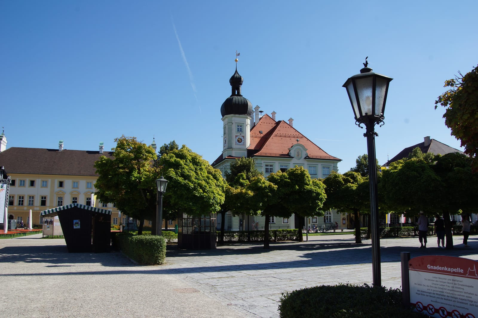 Kapellplatz in Altötting mit Rathaus und Bäumen