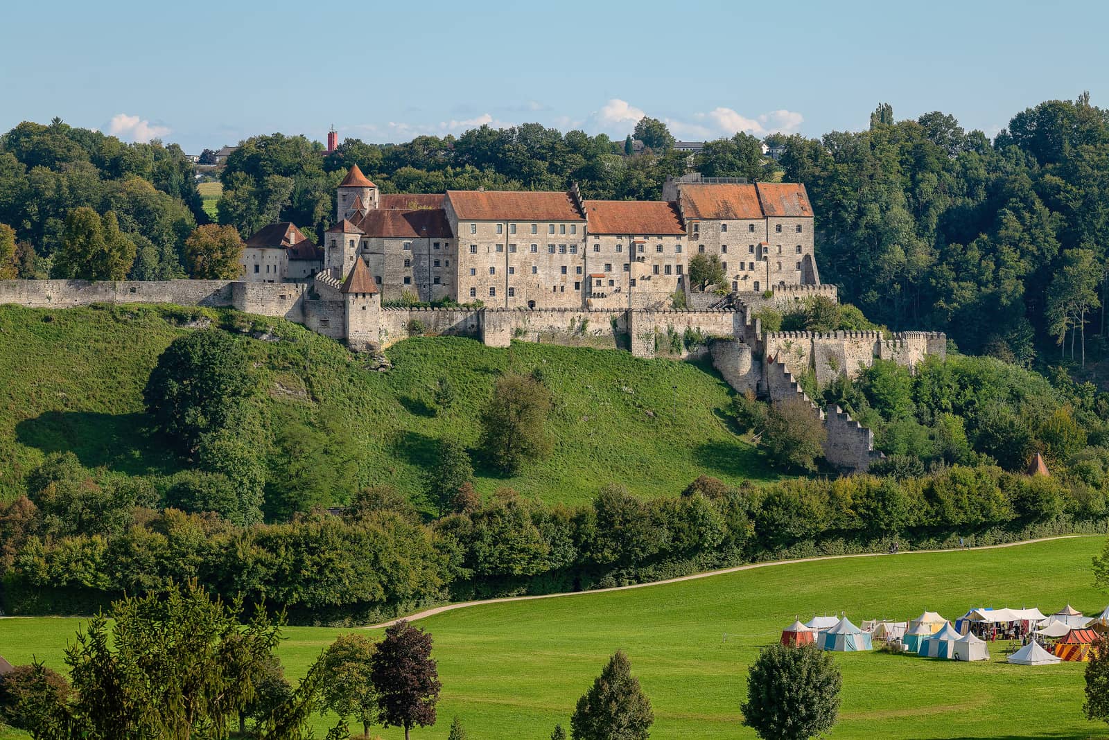 Hauptburg der Burg zu Burghausen über grünen Wiesen