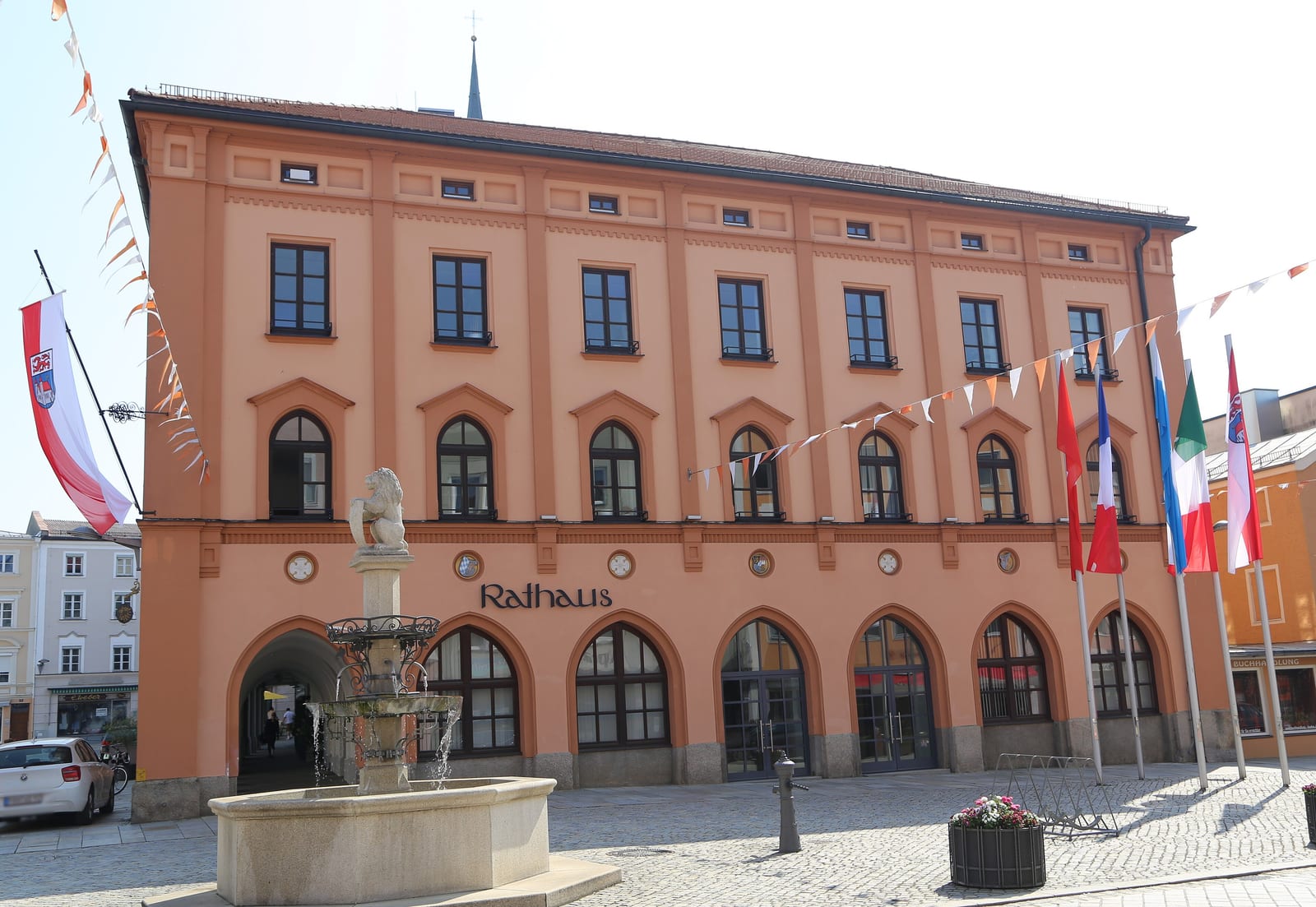 Rathaus am Stadtplatz in Pfarrkirchen mit Brunnen und Fahnen