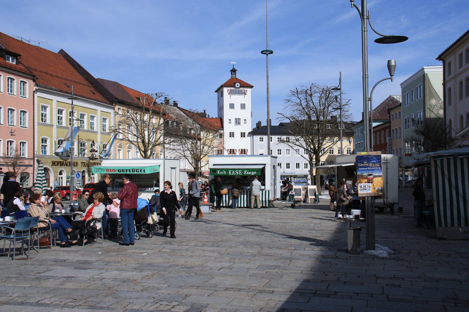 Belebter Stadtplatz in Traunstein mit Jacklturm